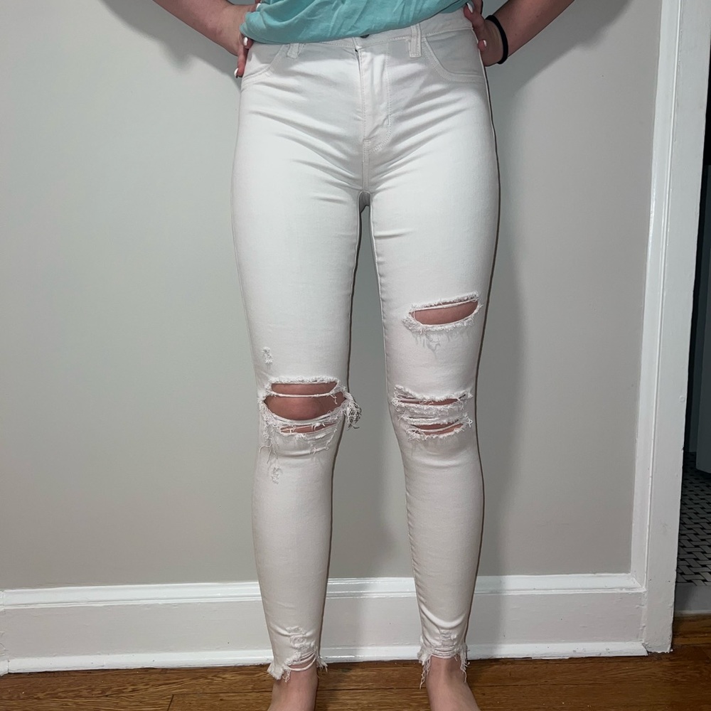 White distressed skinny jeans from American Eagle